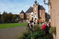 Speisen und Getränke gibt es im Gewölbekeller des Schlosses oder im benachbarten Restaurant Koetshuis